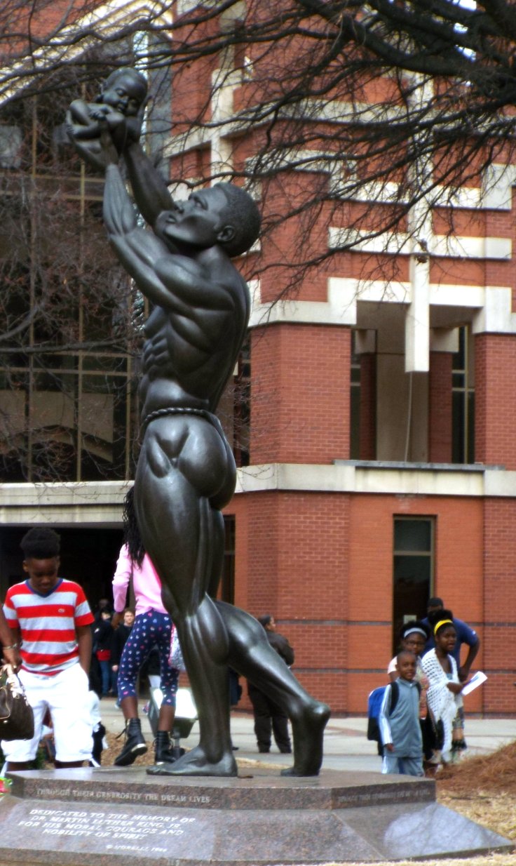 statue